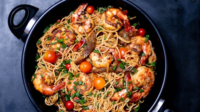 Delicious shrimps, thai meal, pad thai